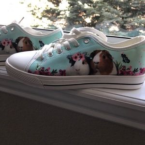 Source Unknown Mint Green Low-Top Sneakers with Guinea Pig Floral Print